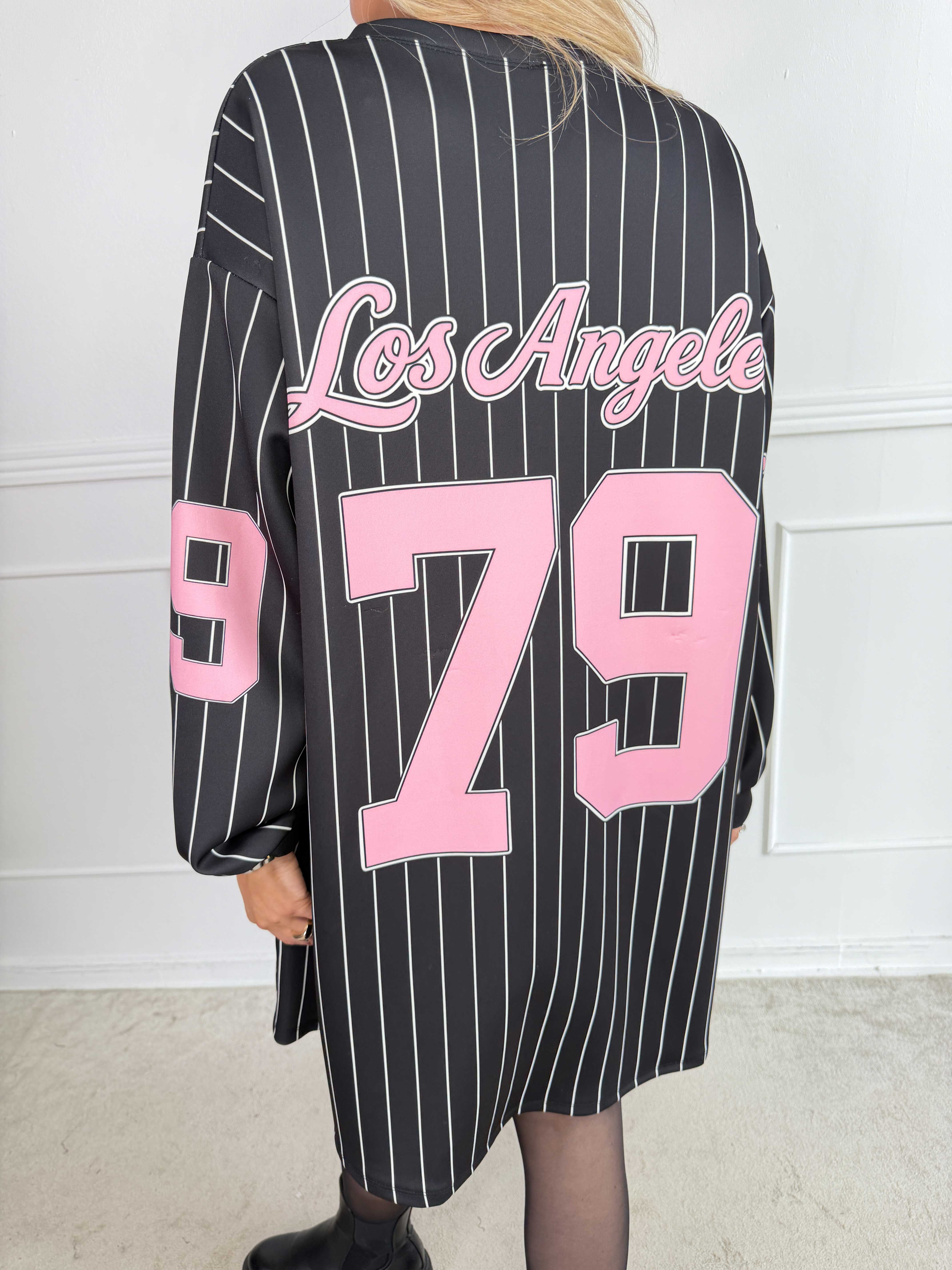 Andrea Long Sleeve - Plus size kjole i viskoseblanding med sporty baseball-inspireret design